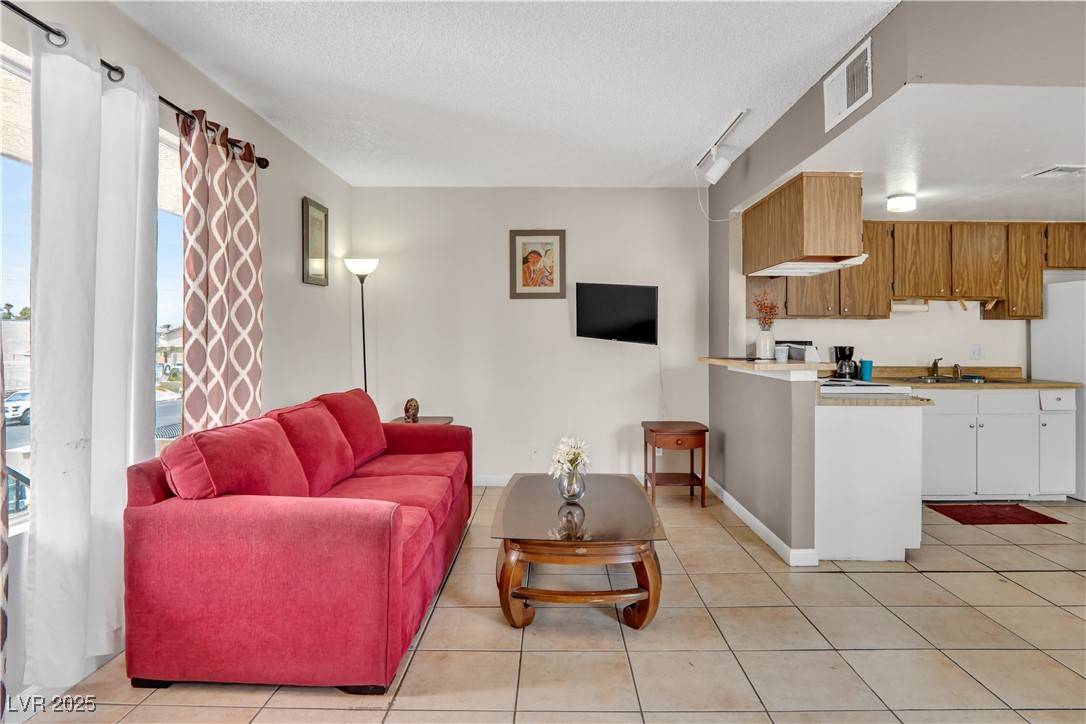 Las Vegas, NV 89103,4140 Solteros ST #4