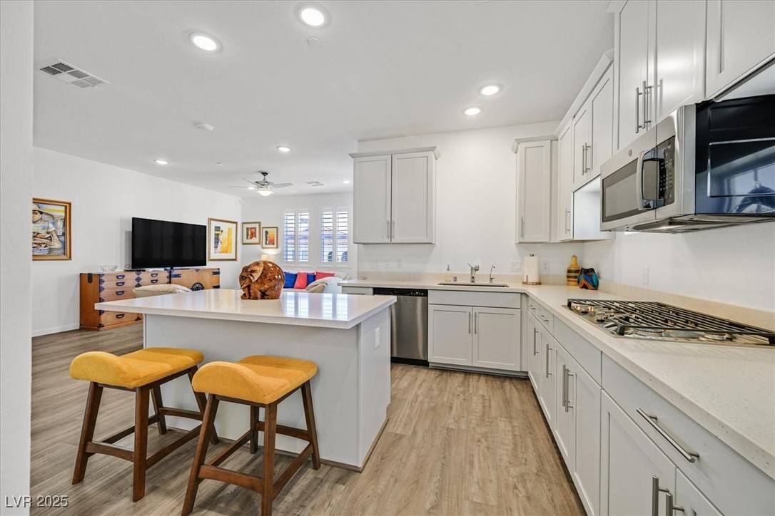 Henderson, NV 89052,2555 Hampton RD #4306