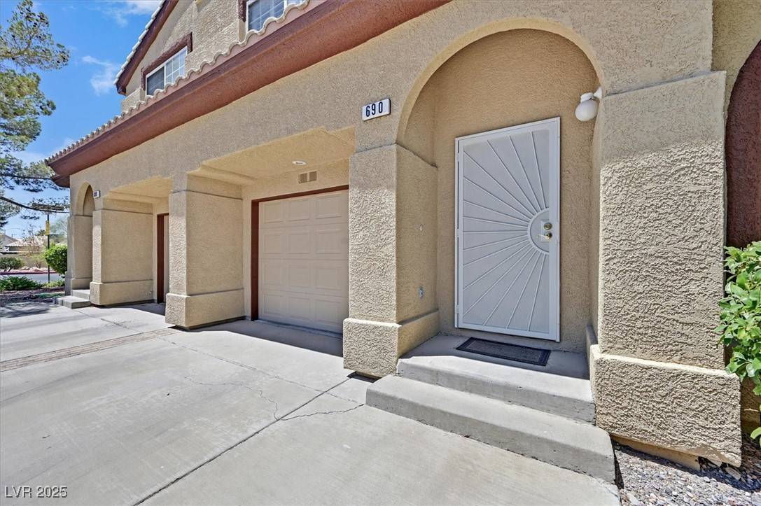 Henderson, NV 89015,690 Ambling Gait AVE