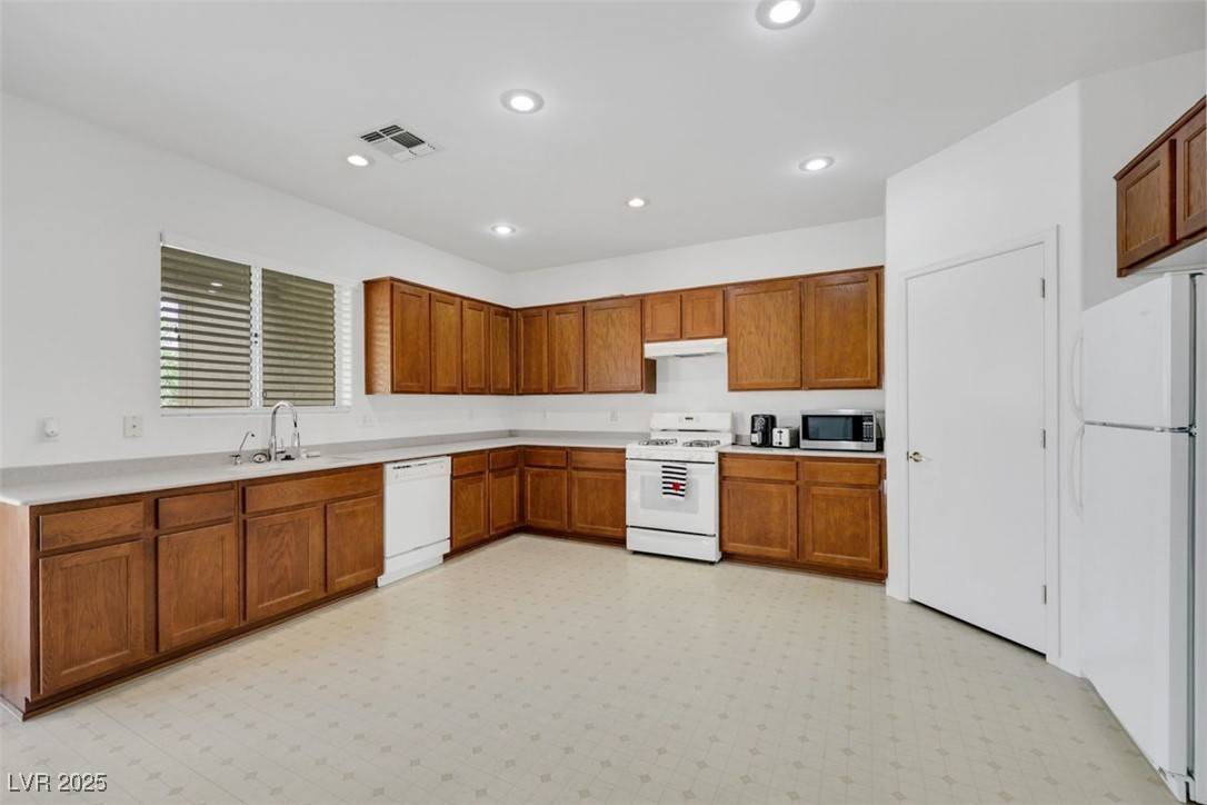 Henderson, NV 89052,1935 Valley Center DR