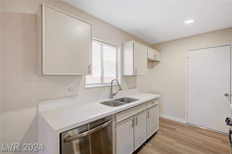 Las Vegas, NV 89145,6933 Singing Dunes LN