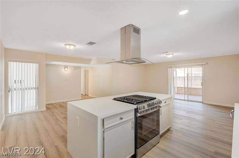 Las Vegas, NV 89145,6933 Singing Dunes LN