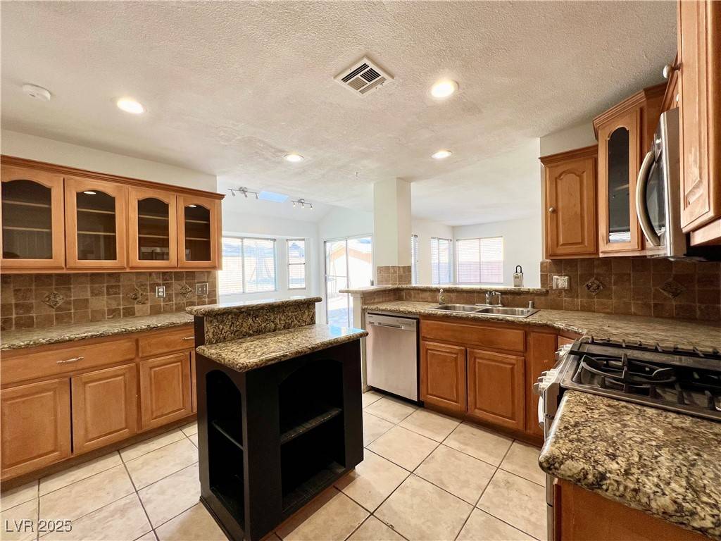 Henderson, NV 89014,323 Salinas DR