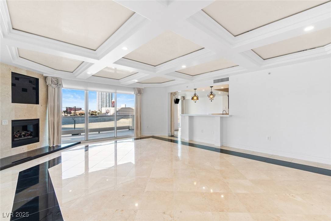 Las Vegas, NV 89109,2777 Paradise RD #303