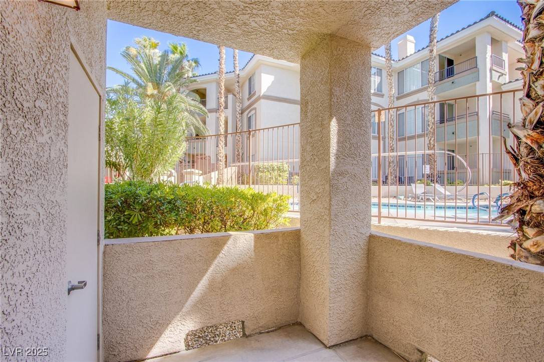 Las Vegas, NV 89148,7167 DURANGO DR #111