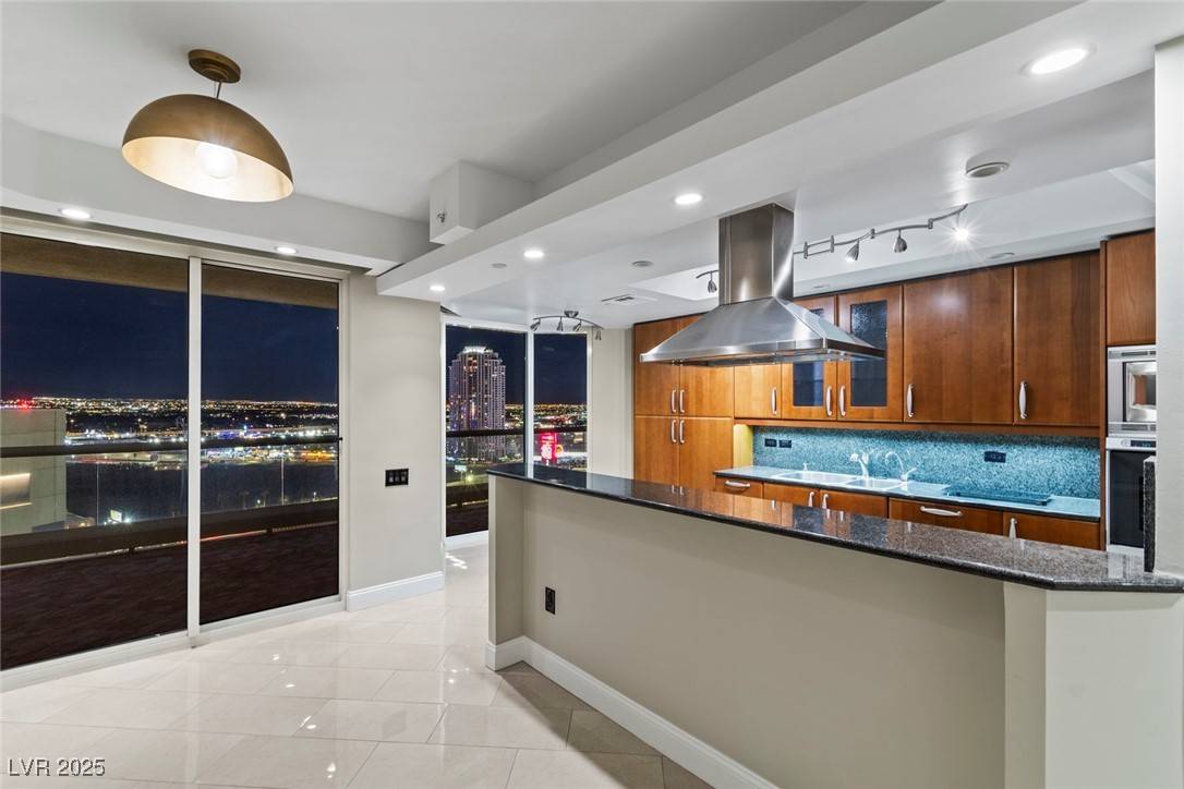 Las Vegas, NV 89109,2747 Paradise RD #2206