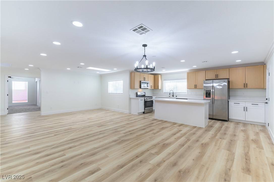 Las Vegas, NV 89169,1571 Pawnee DR