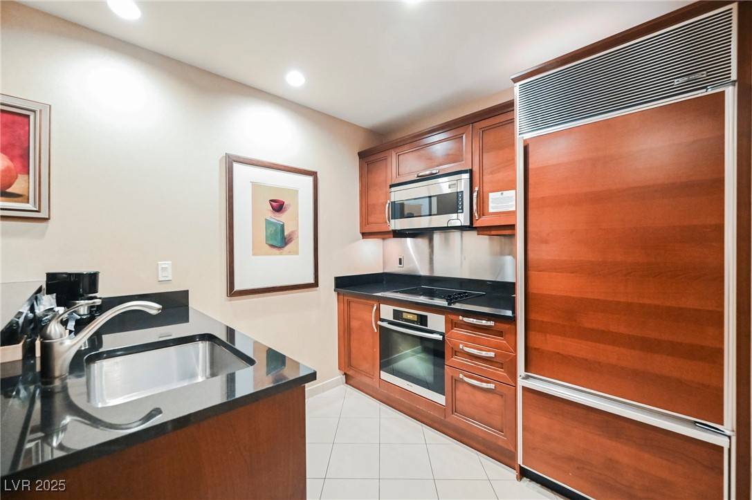 Las Vegas, NV 89109,145 HARMON AVE #1021