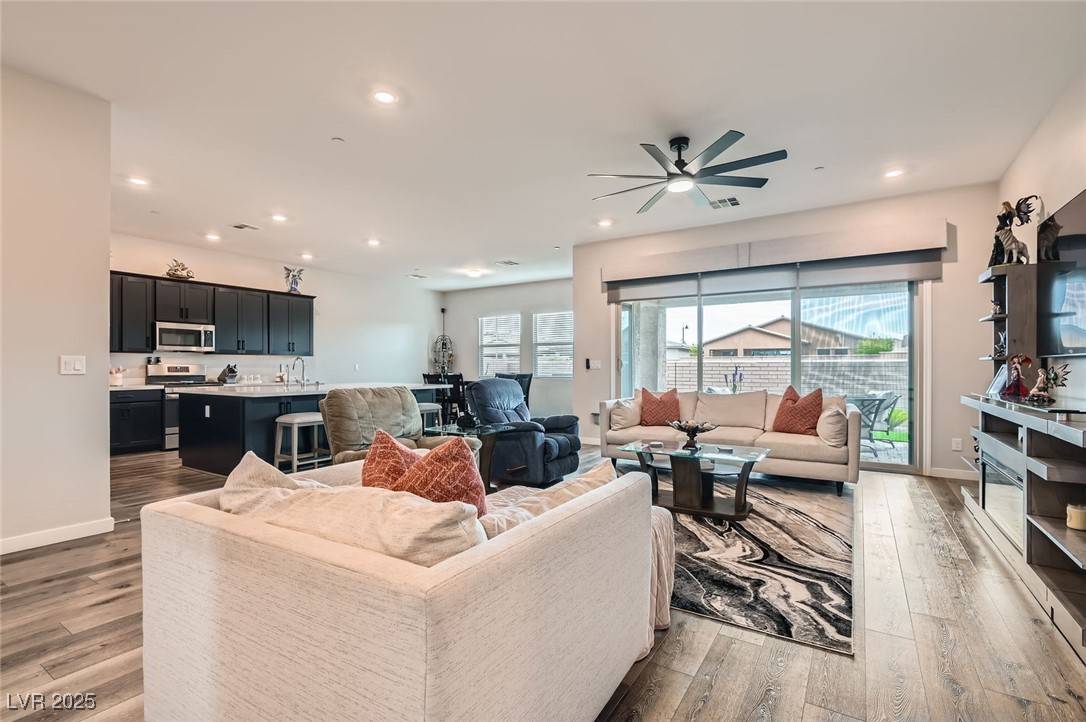 Henderson, NV 89011,692 Dorsey Falls ST