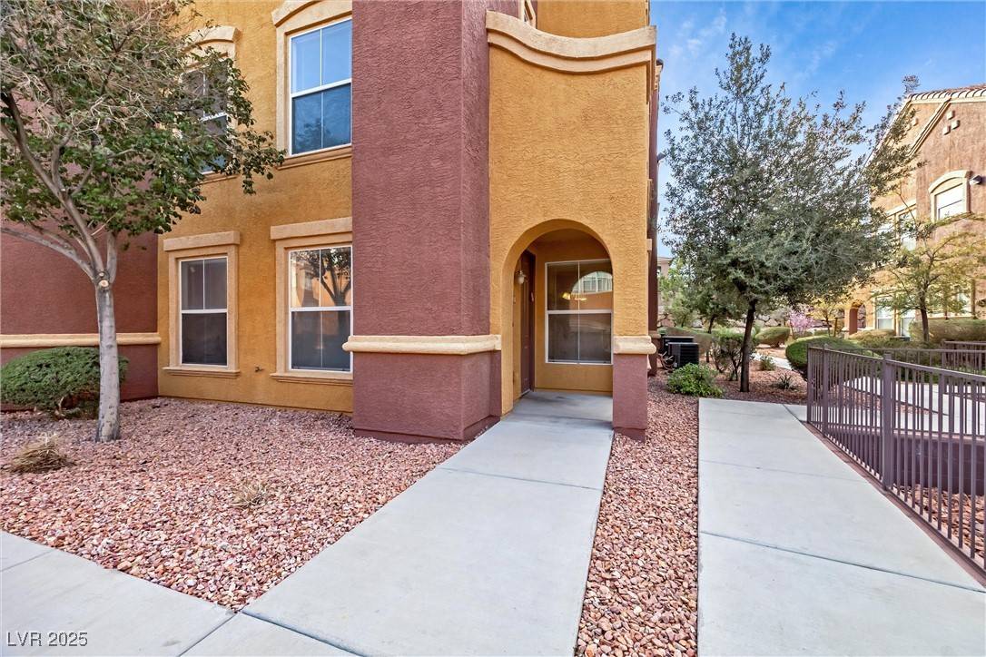 Las Vegas, NV 89129,3975 N Hualapai WAY #156