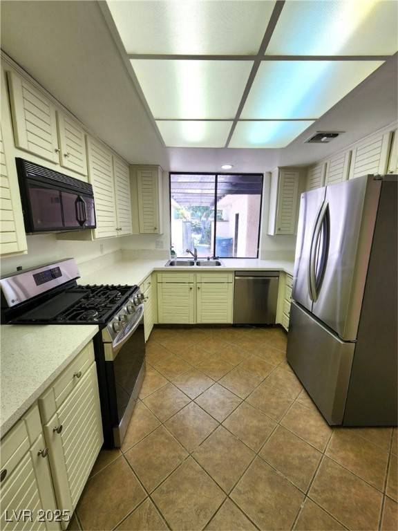Las Vegas, NV 89121,2485 Palmera DR
