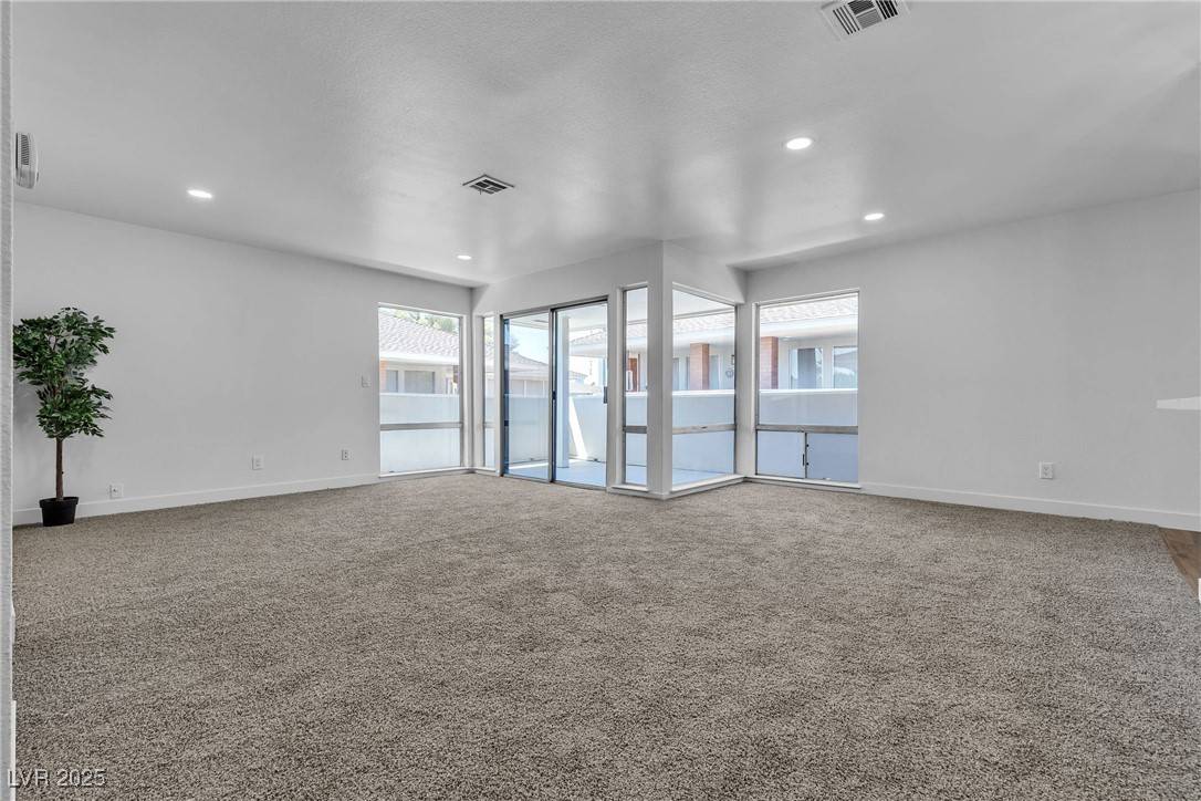 Las Vegas, NV 89109,746 Oakmont AVE #708