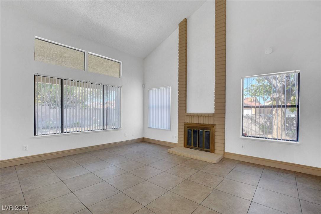 Las Vegas, NV 89108,2536 Charteroak ST