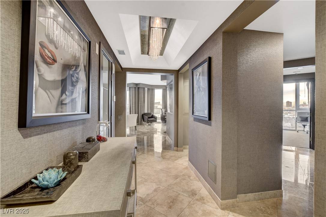 Las Vegas, NV 89109,2877 Paradise RD #1605