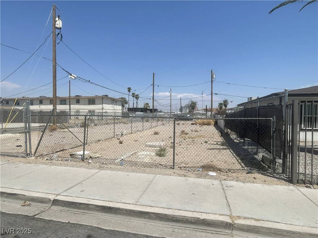 Las Vegas, NV 89102,132 W Chicago AVE