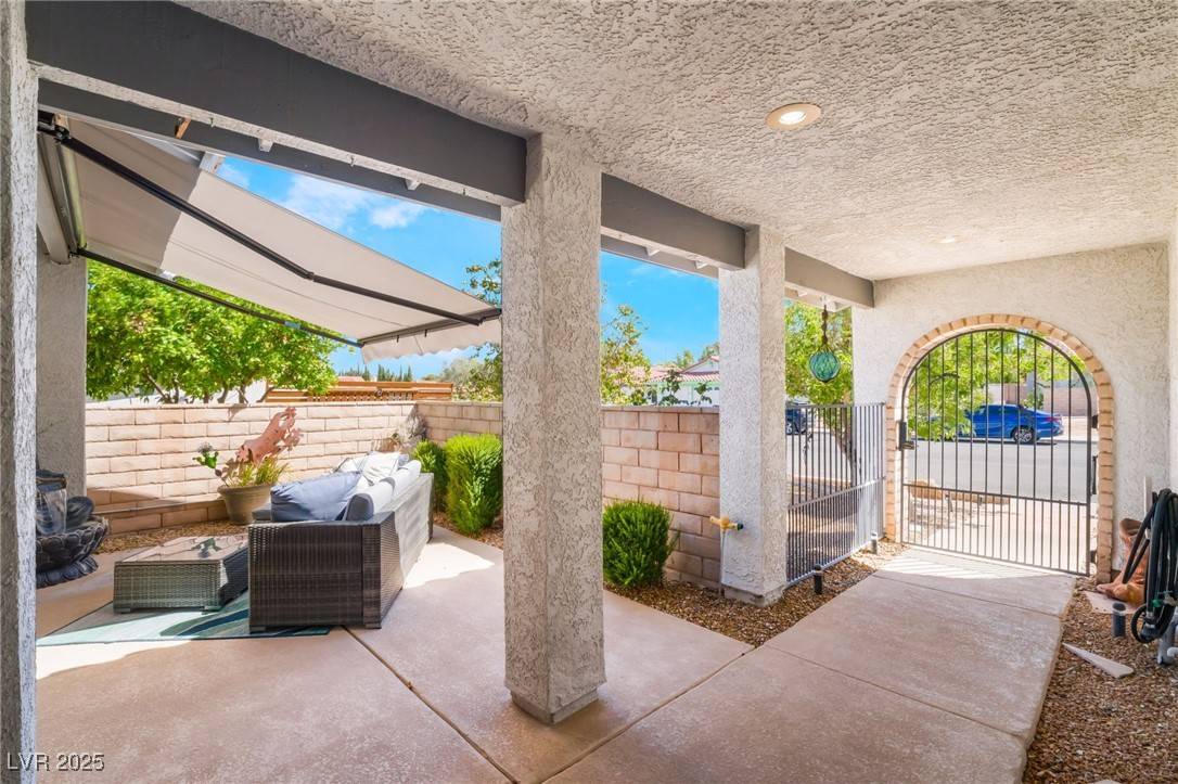 Las Vegas, NV 89117,8908 Dio Guardi DR