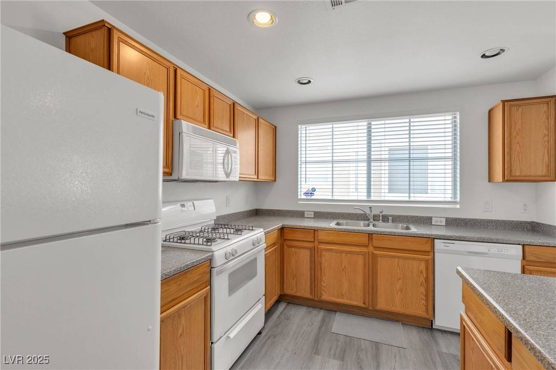 Las Vegas, NV 89148,9330 W Maule AVE #212