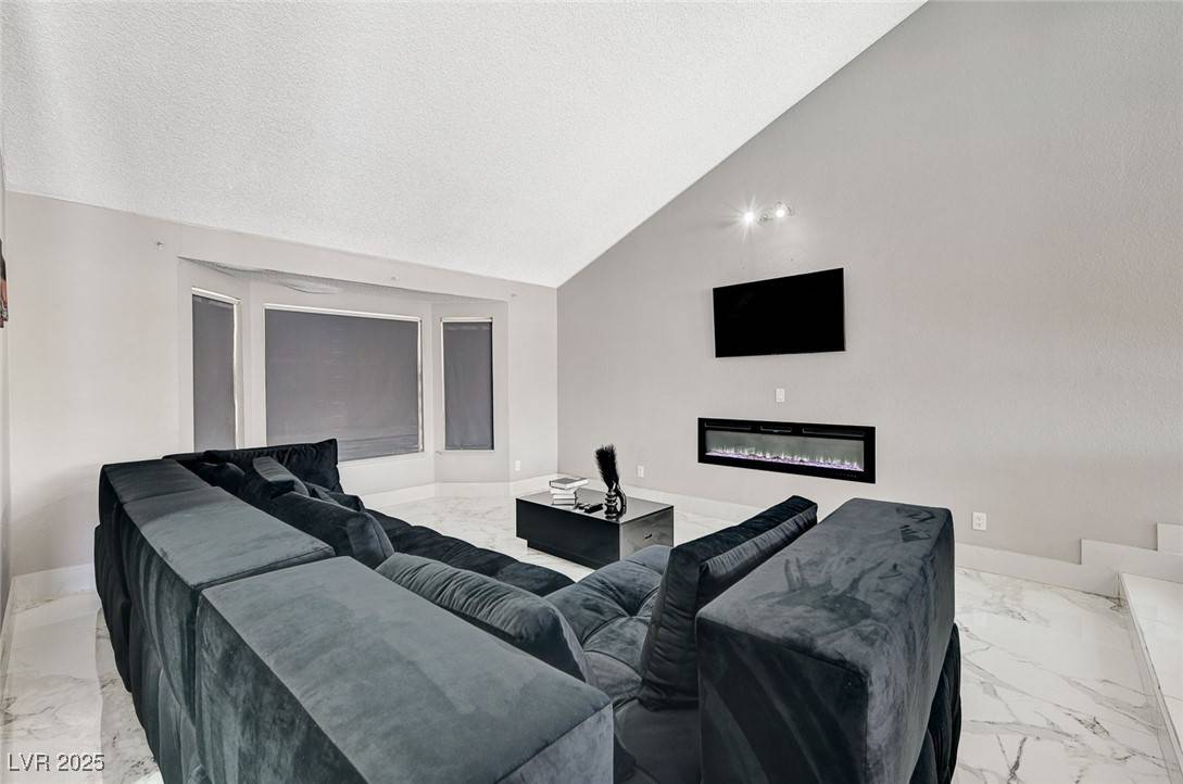 Las Vegas, NV 89146,6352 Peppermill DR