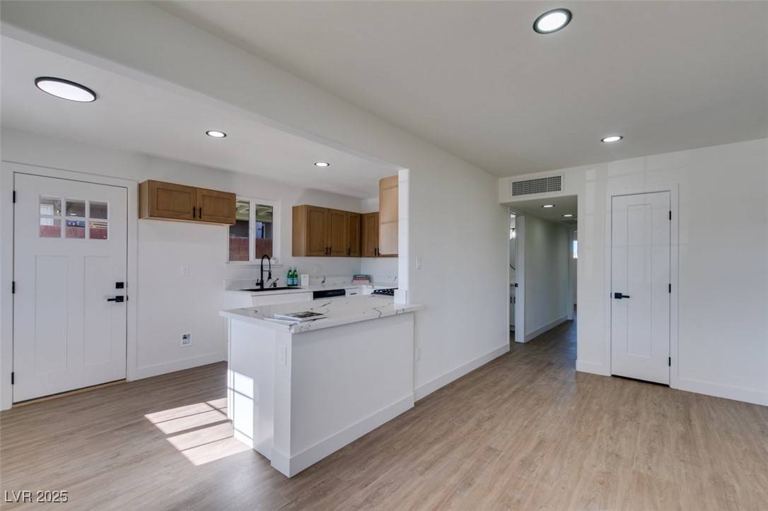 Las Vegas, NV 89146,5128 Mountain View DR