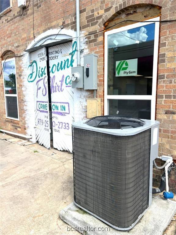 Hearne, TX 77859,114 W 4th ST
