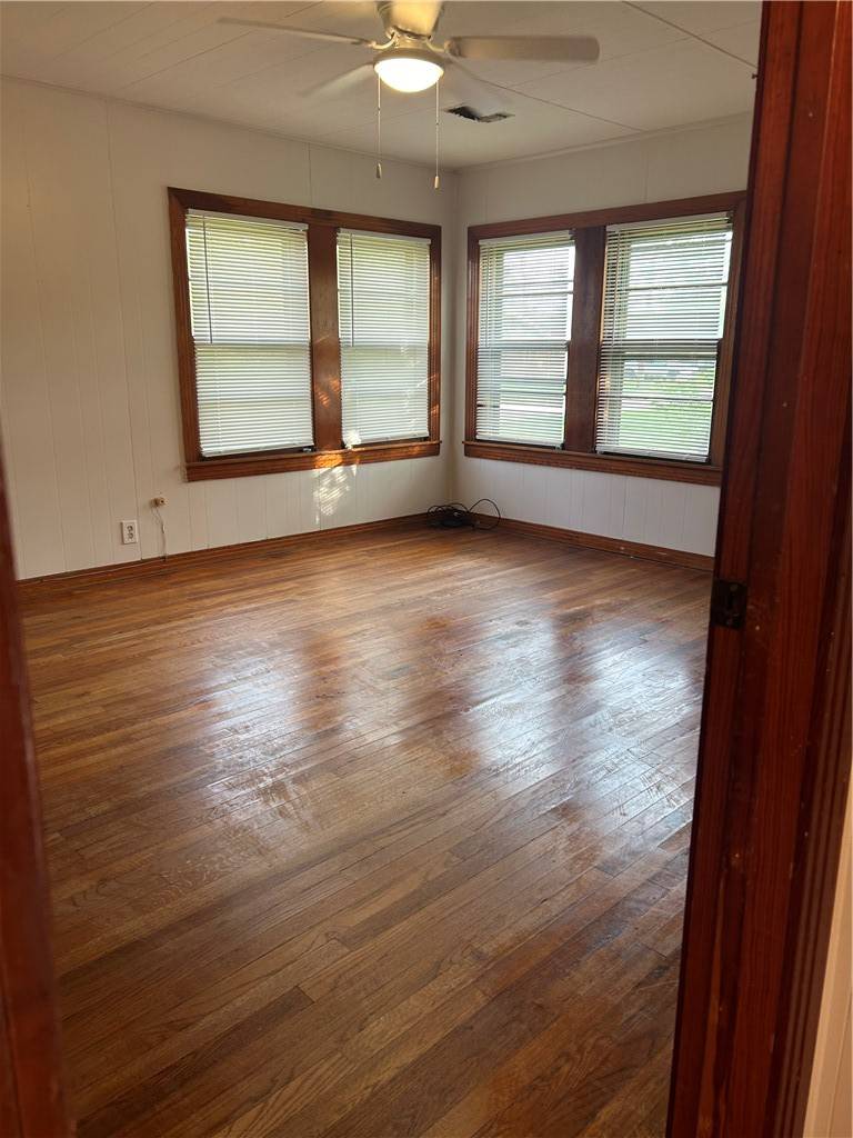 Somerville, TX 77879,369 7th ST