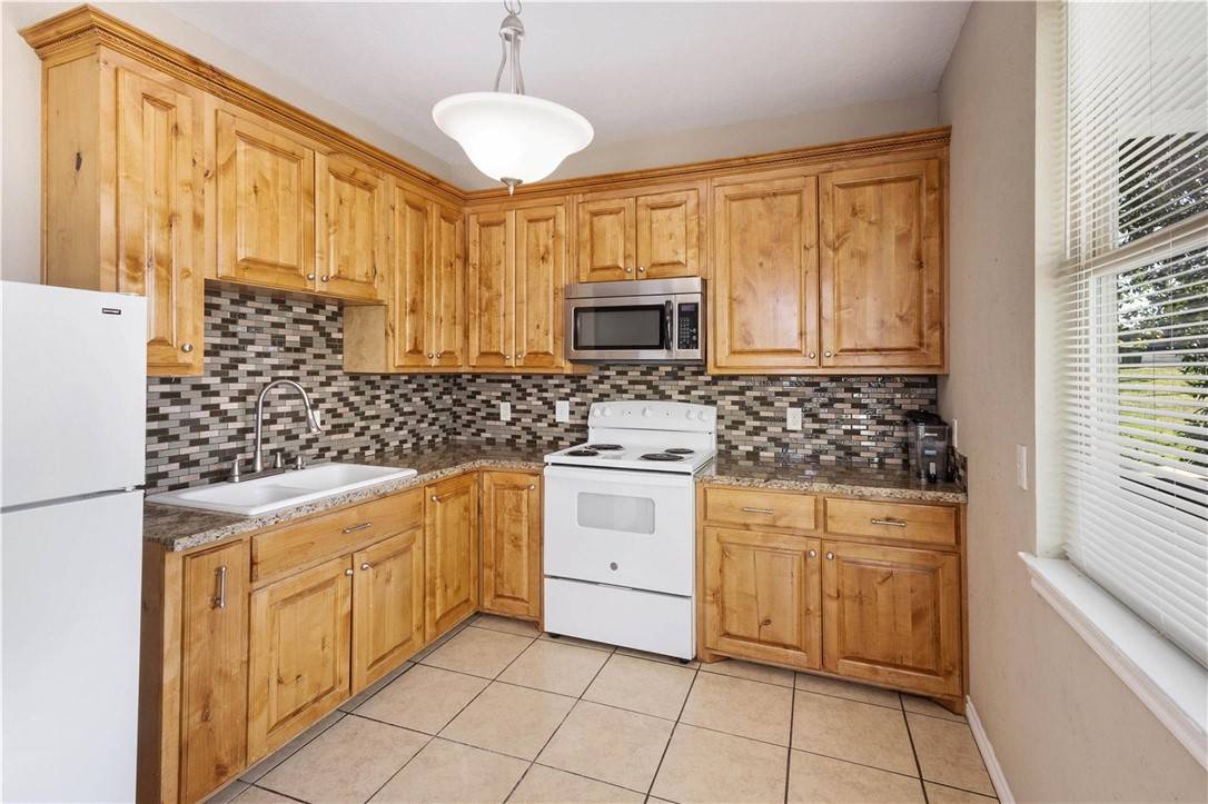 Hearne, TX 77859,205 E 2nd ST