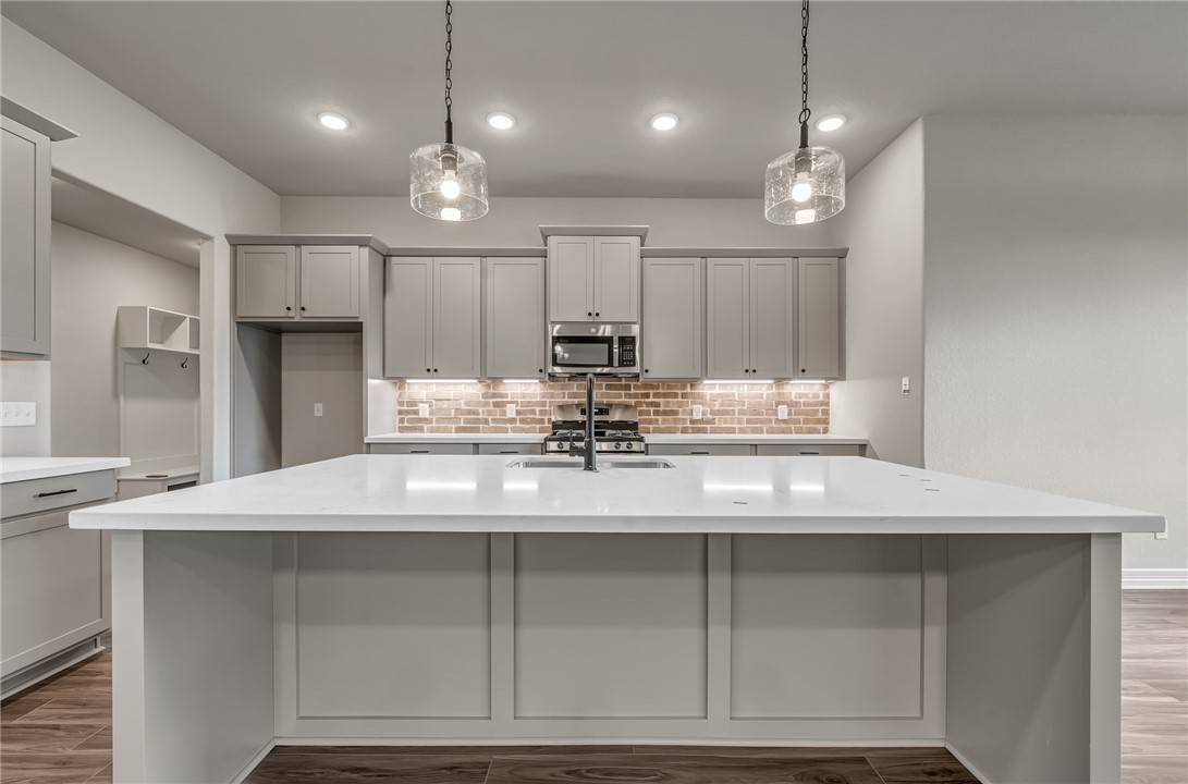 Snook, TX 77878,105 Court Side DR