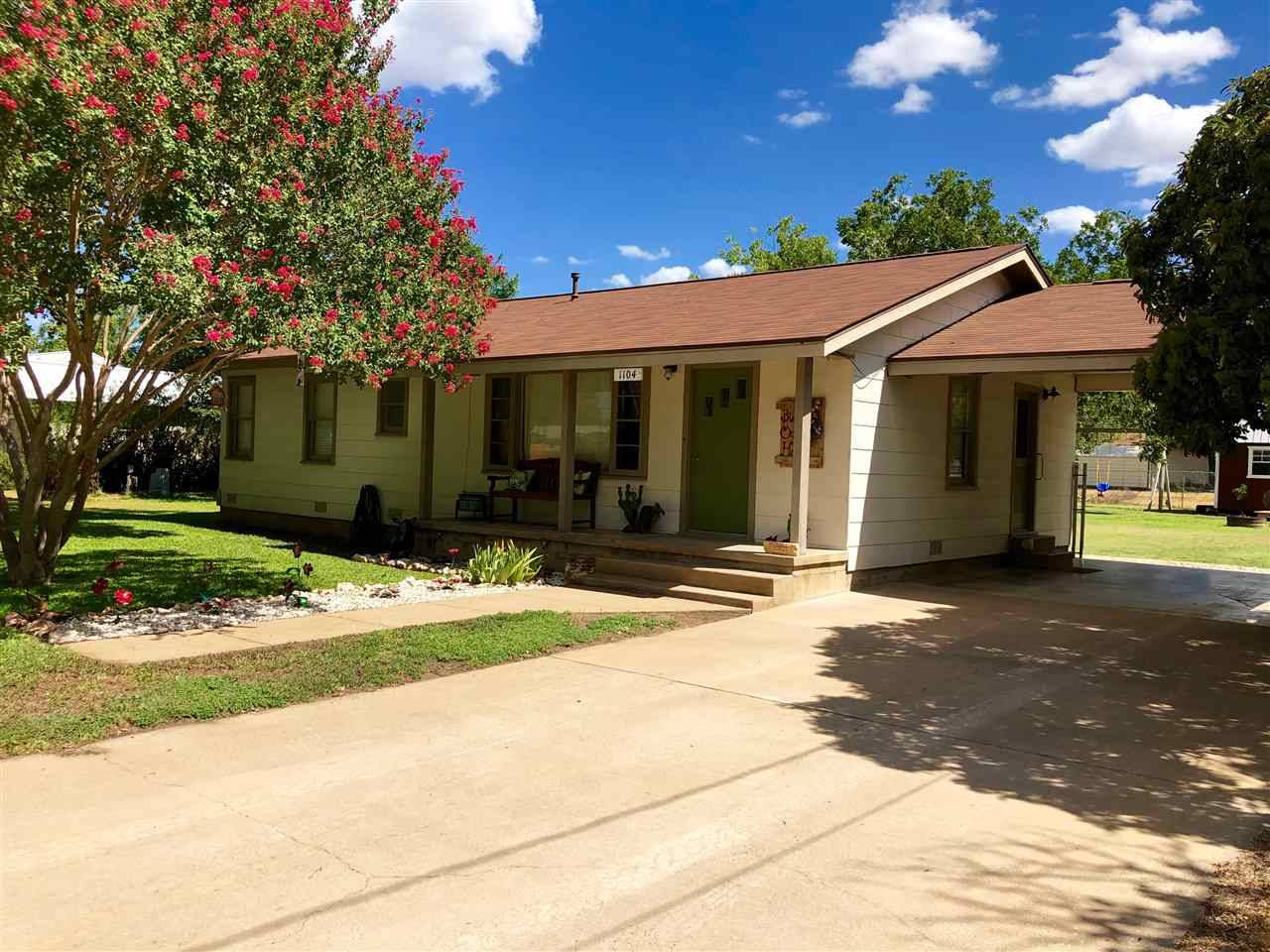 Llano, TX 78643,1104 E Sandstone ST