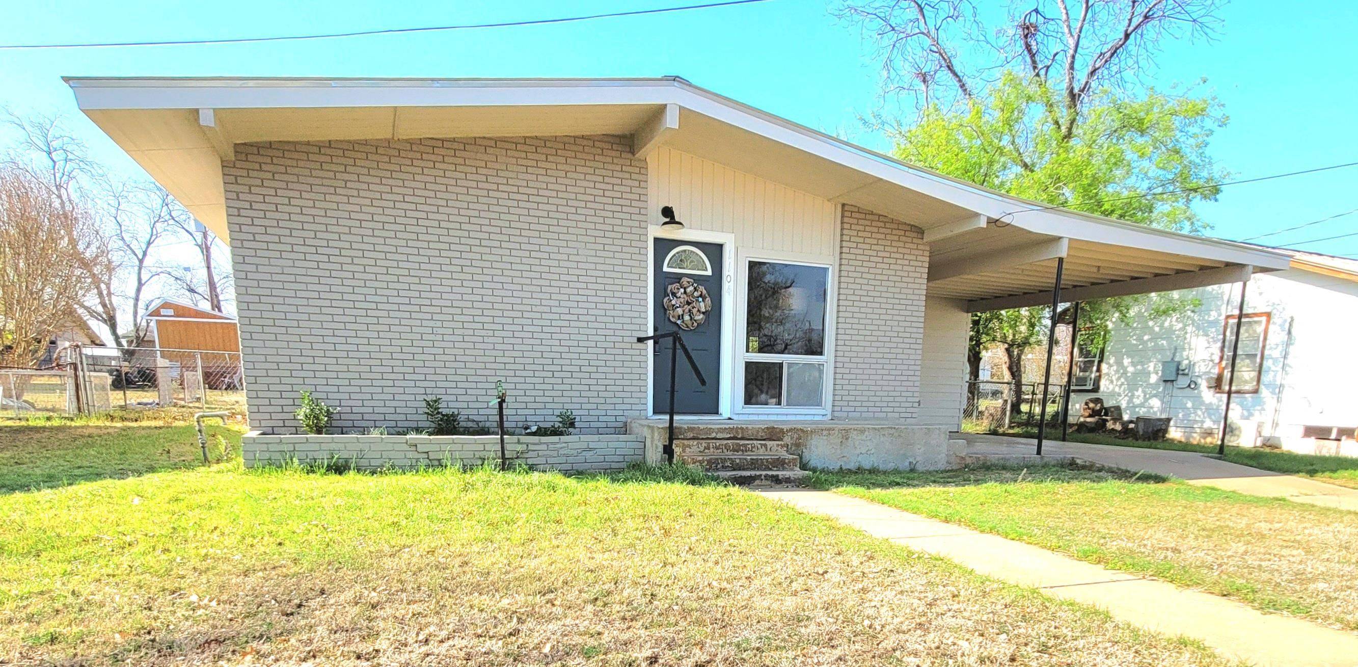 Llano, TX 78643,1104 E Wallace ST