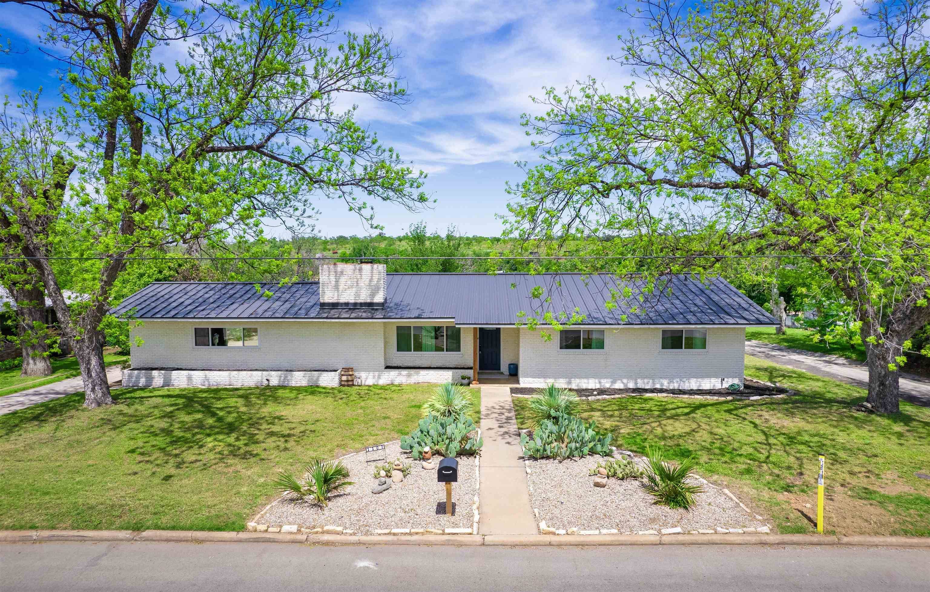 Llano, TX 78643,1107 E Sandstone ST