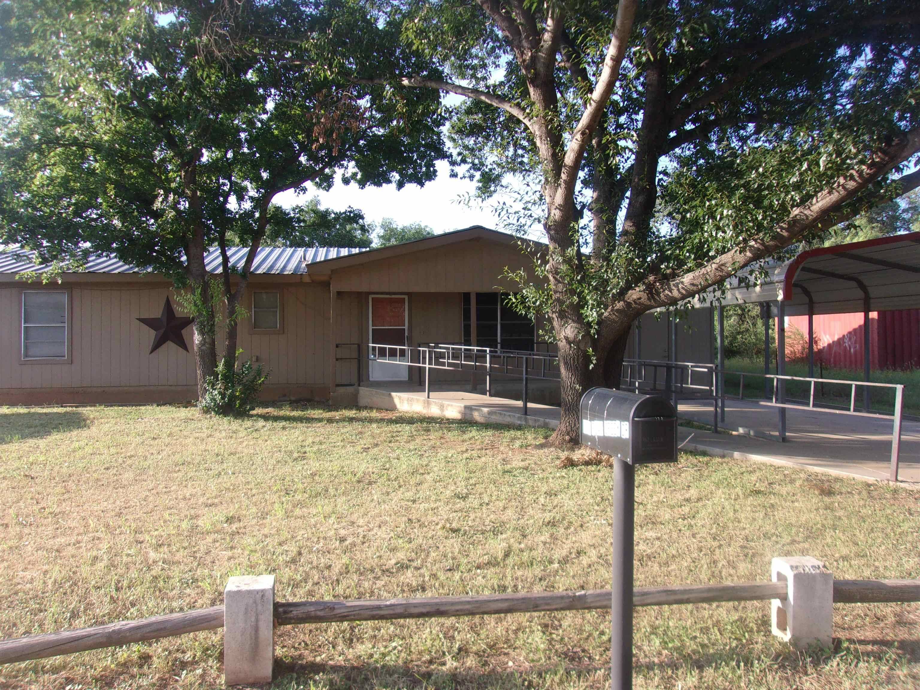 Llano, TX 78643,903 FLAG CREEK DR