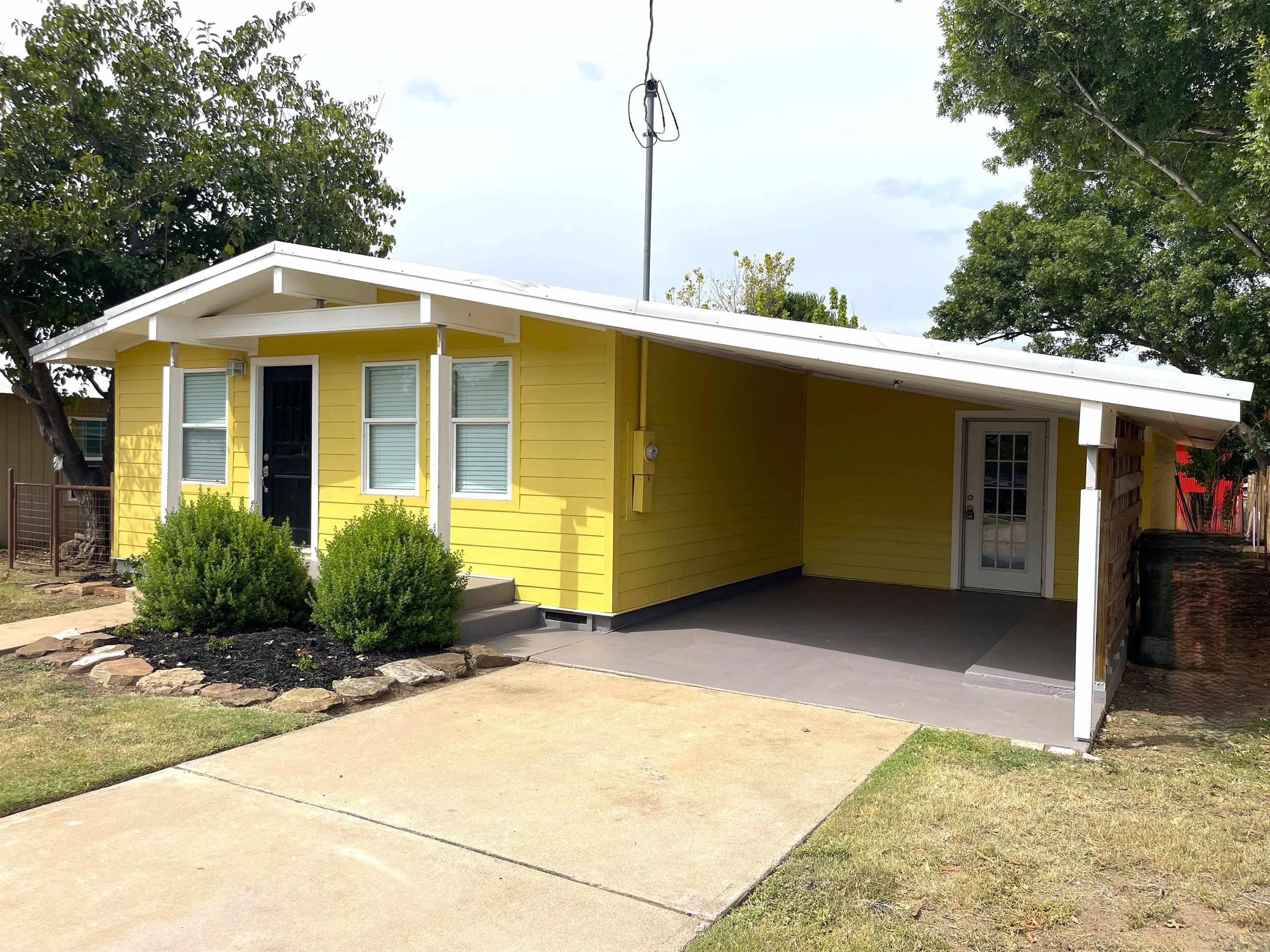 Llano, TX 78643,1007 E Wallace