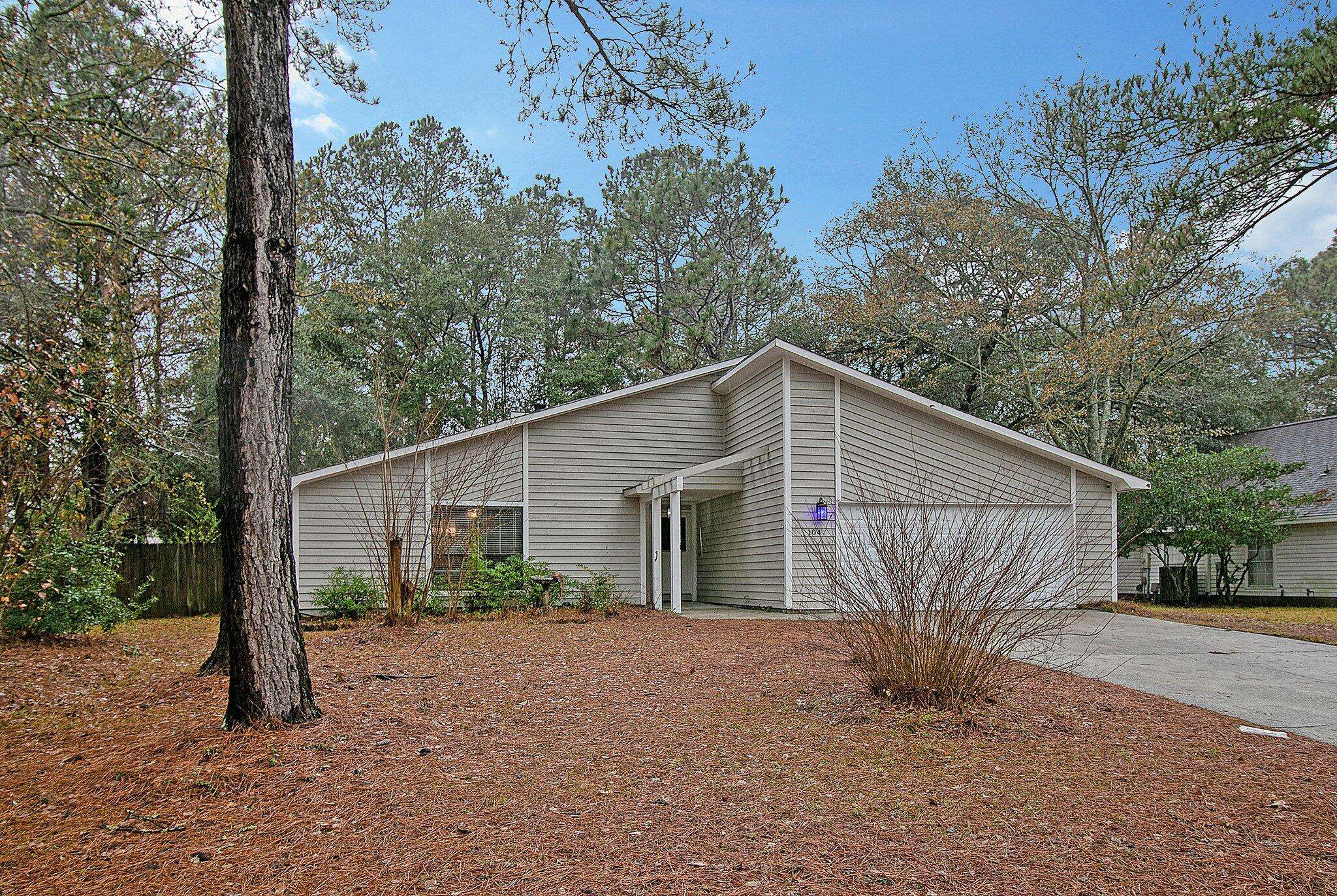 Summerville, SC 29483,104 Bradd St