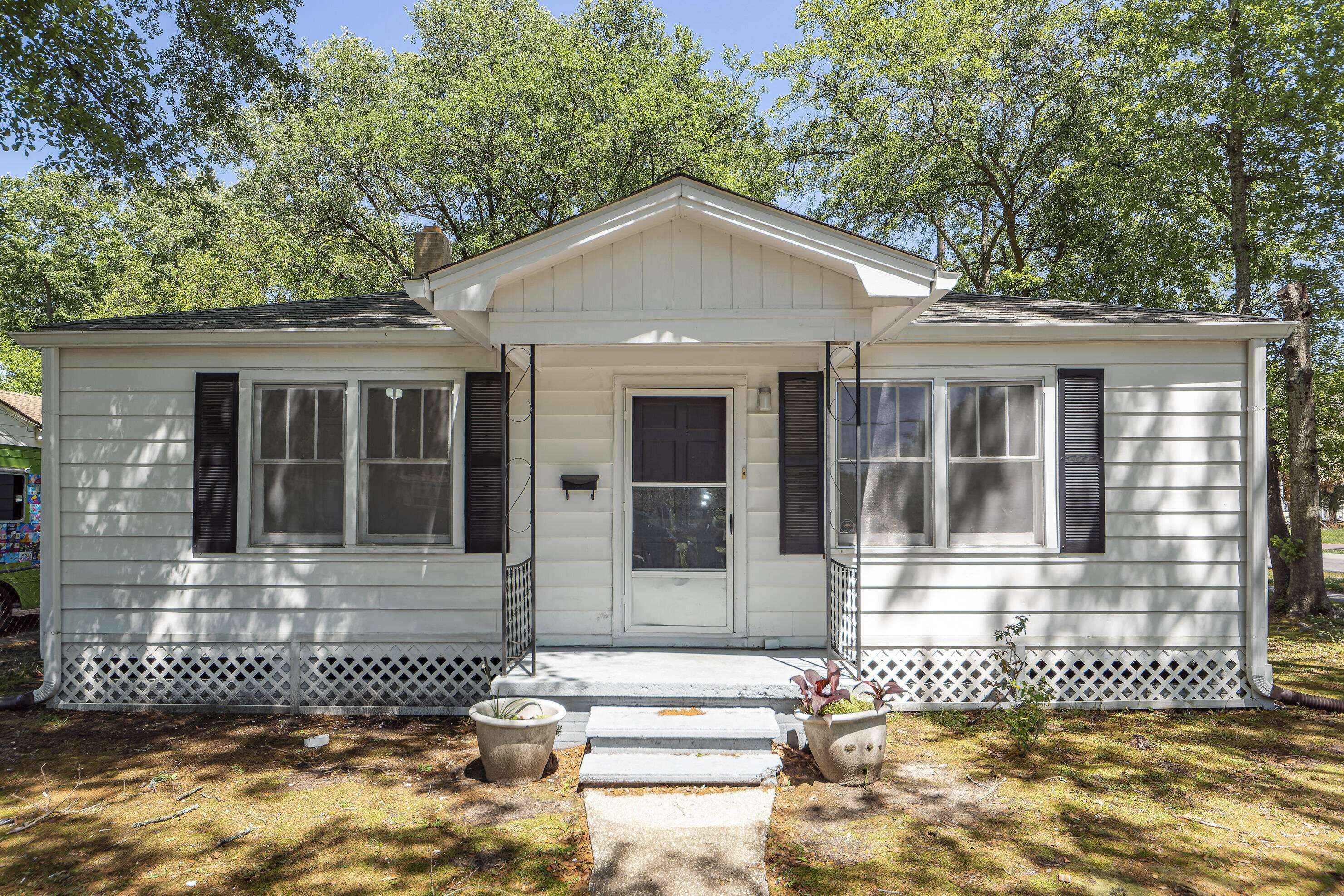 Hanahan, SC 29410,5802 Moore St