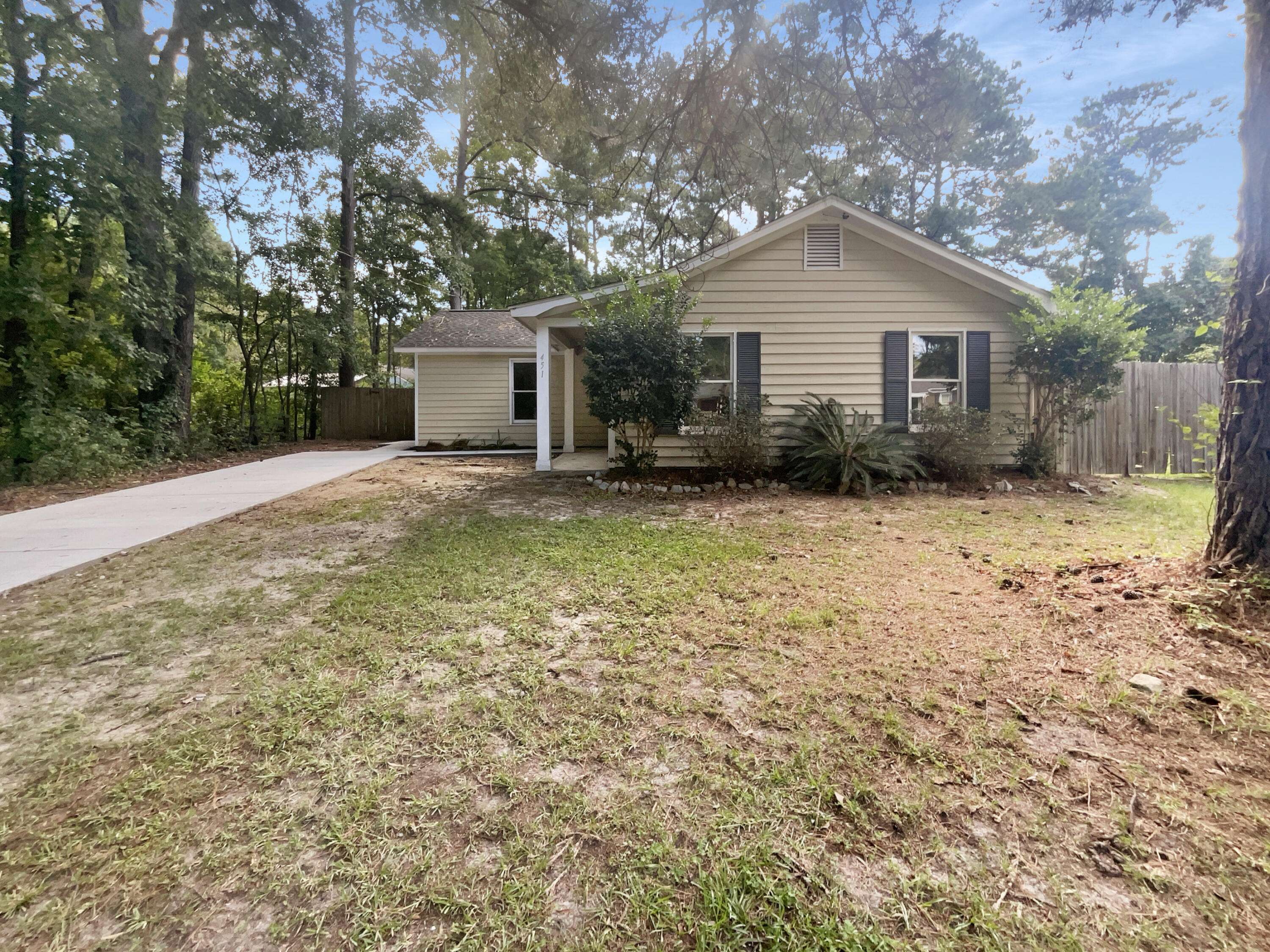 Summerville, SC 29483,451 Longleaf Dr