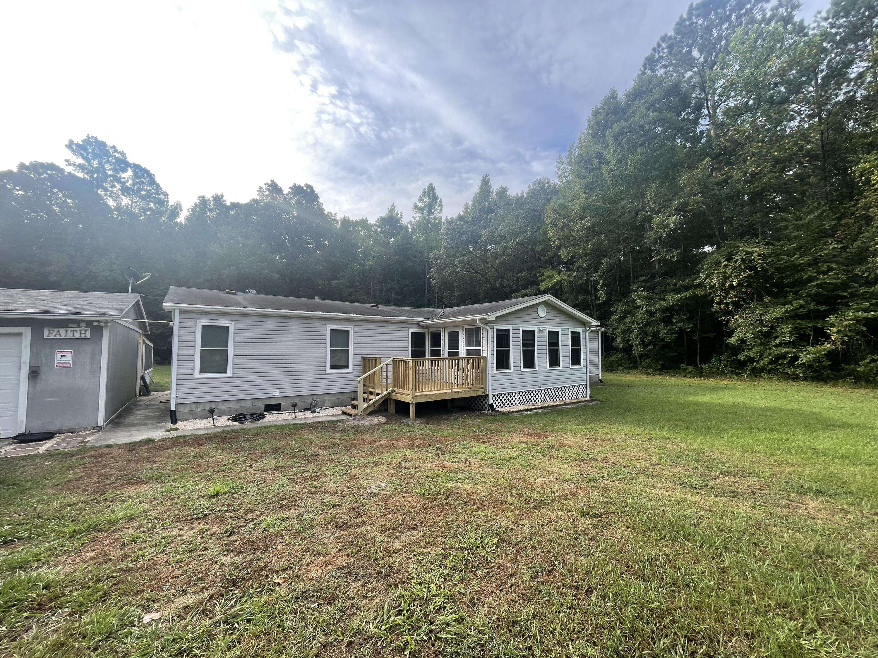 Elloree, SC 29047,122 Dogwood Ln