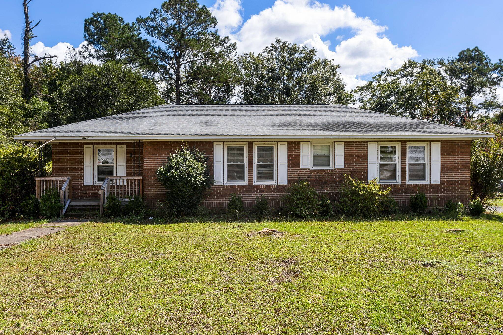 Summerville, SC 29483,809 N Magnolia St