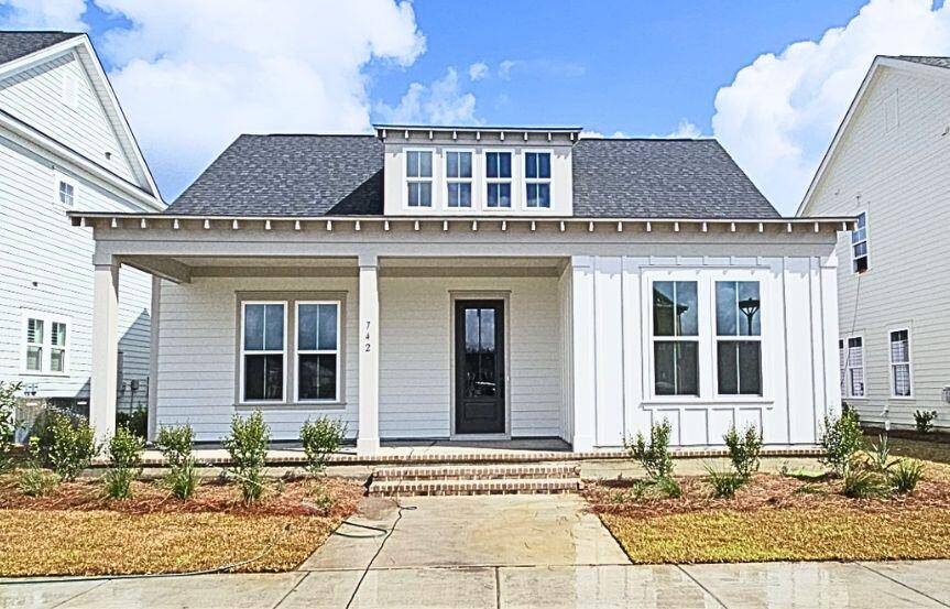 Summerville, SC 29486,742 Blueway Ave