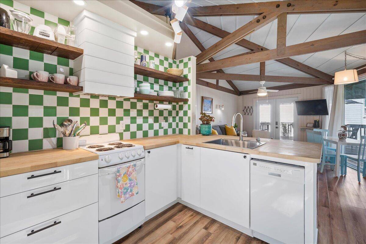 Edisto Island, SC 29438,613 Pompano St