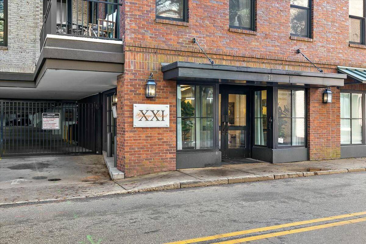 Charleston, SC 29401,21 George St #114