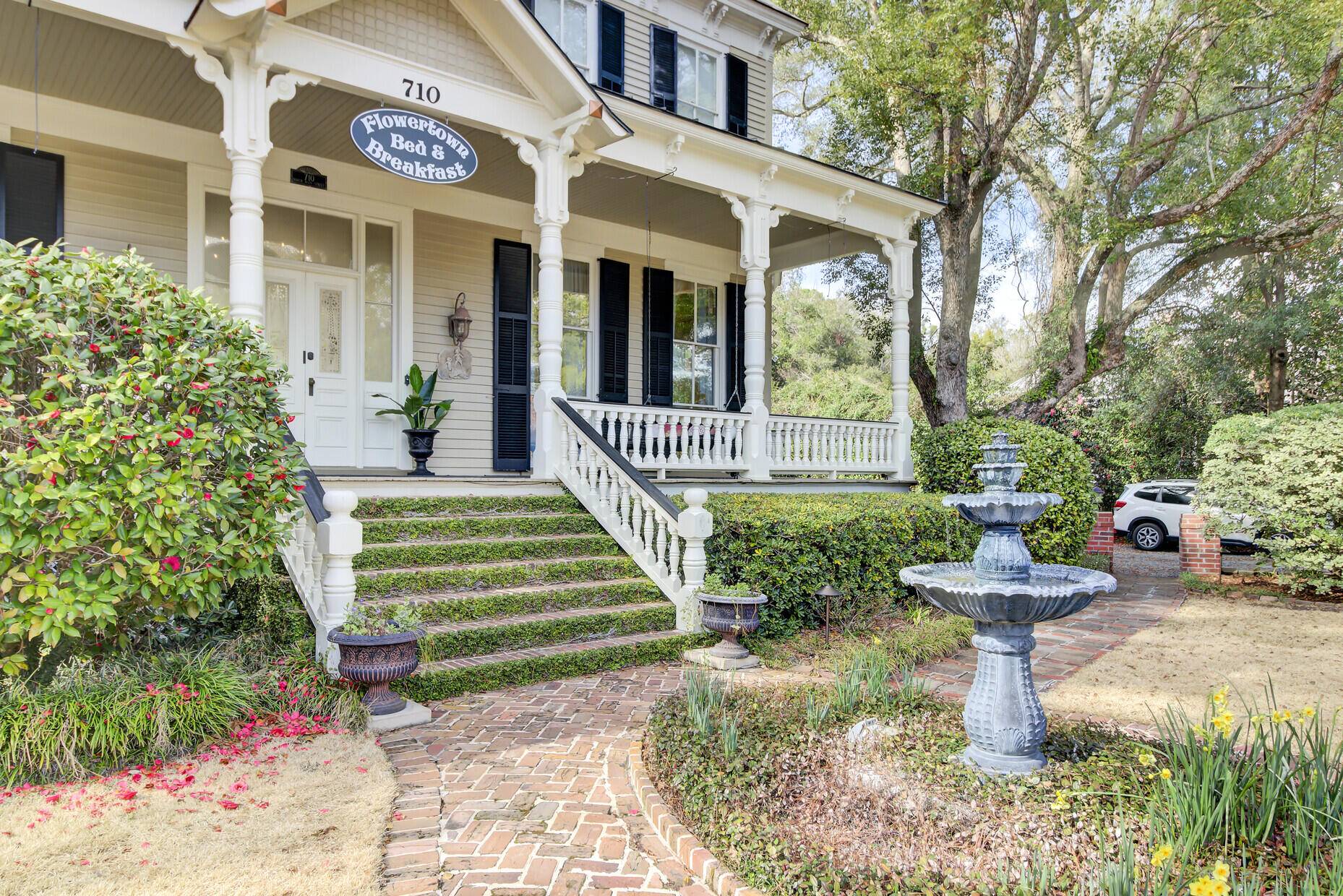 Summerville, SC 29483,710 S Main St