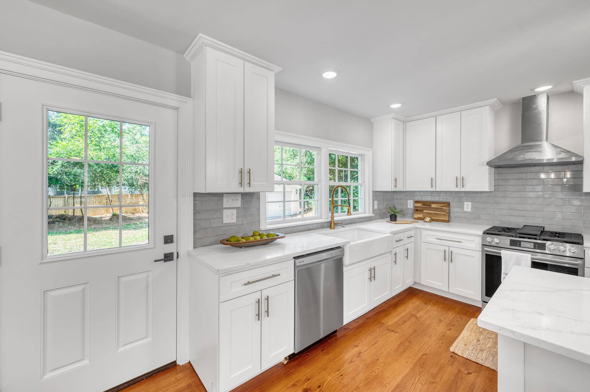 Summerville, SC 29483,914 S Main St