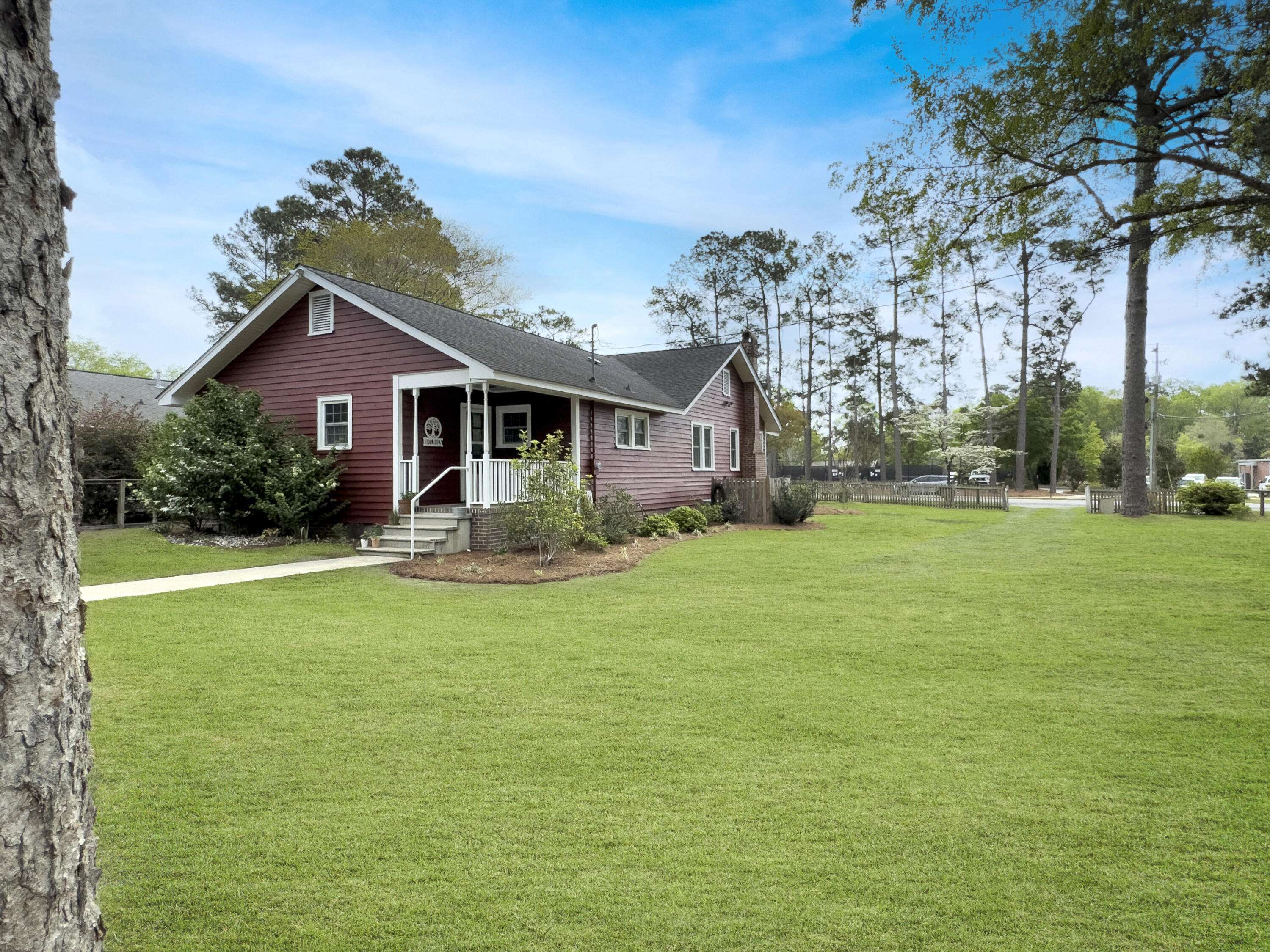 Summerville, SC 29483,402 N Hickory Street St