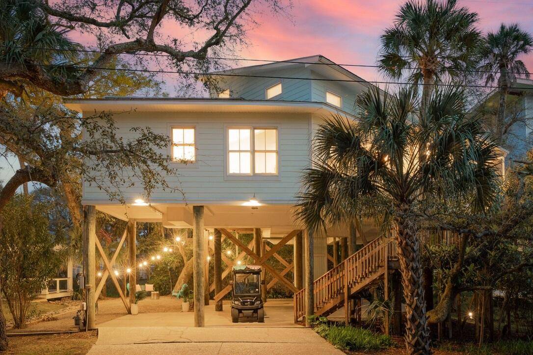 Folly Beach, SC 29439,217 E Huron Ave