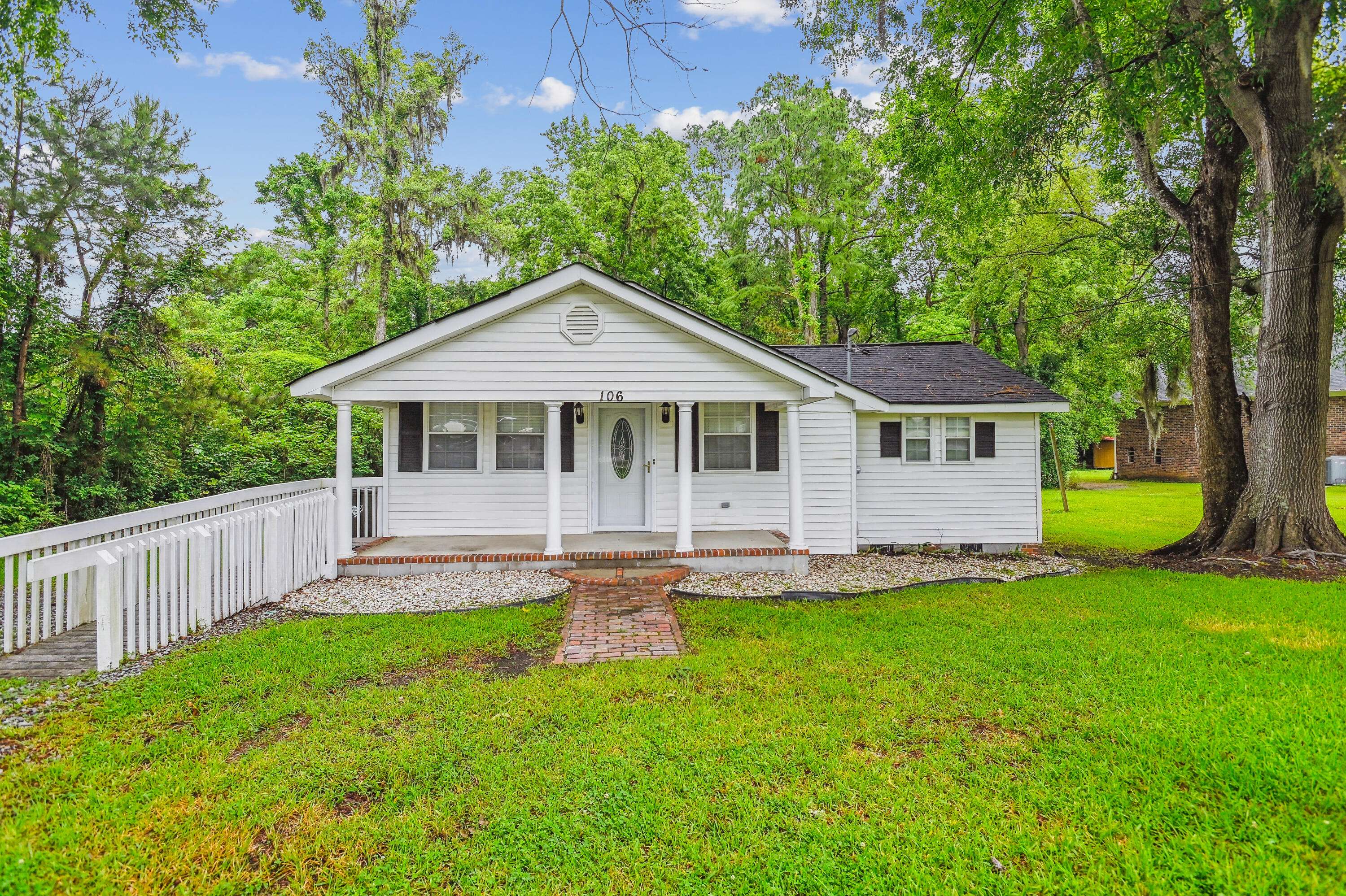 Summerville, SC 29483,106 N Pine St