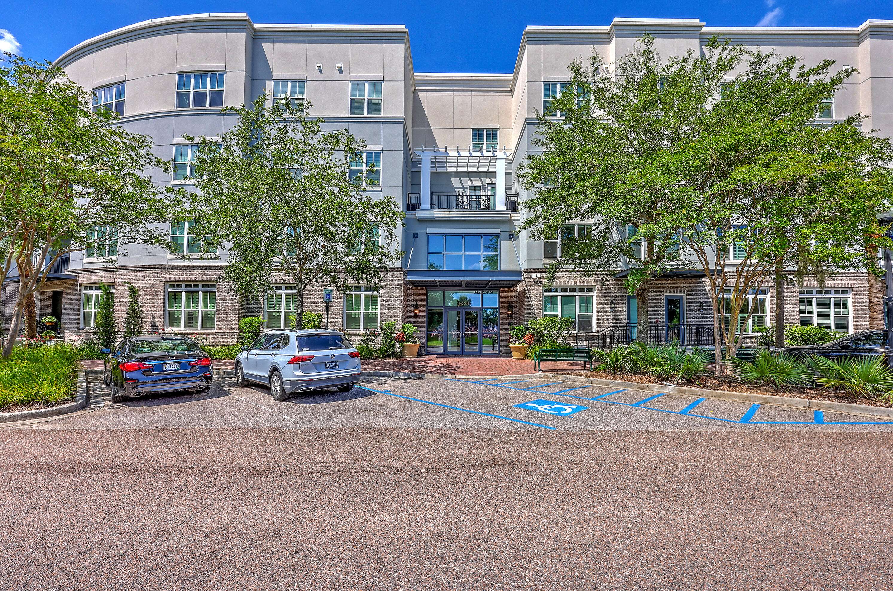 Charleston, SC 29492,200 River Landing Dr #307b