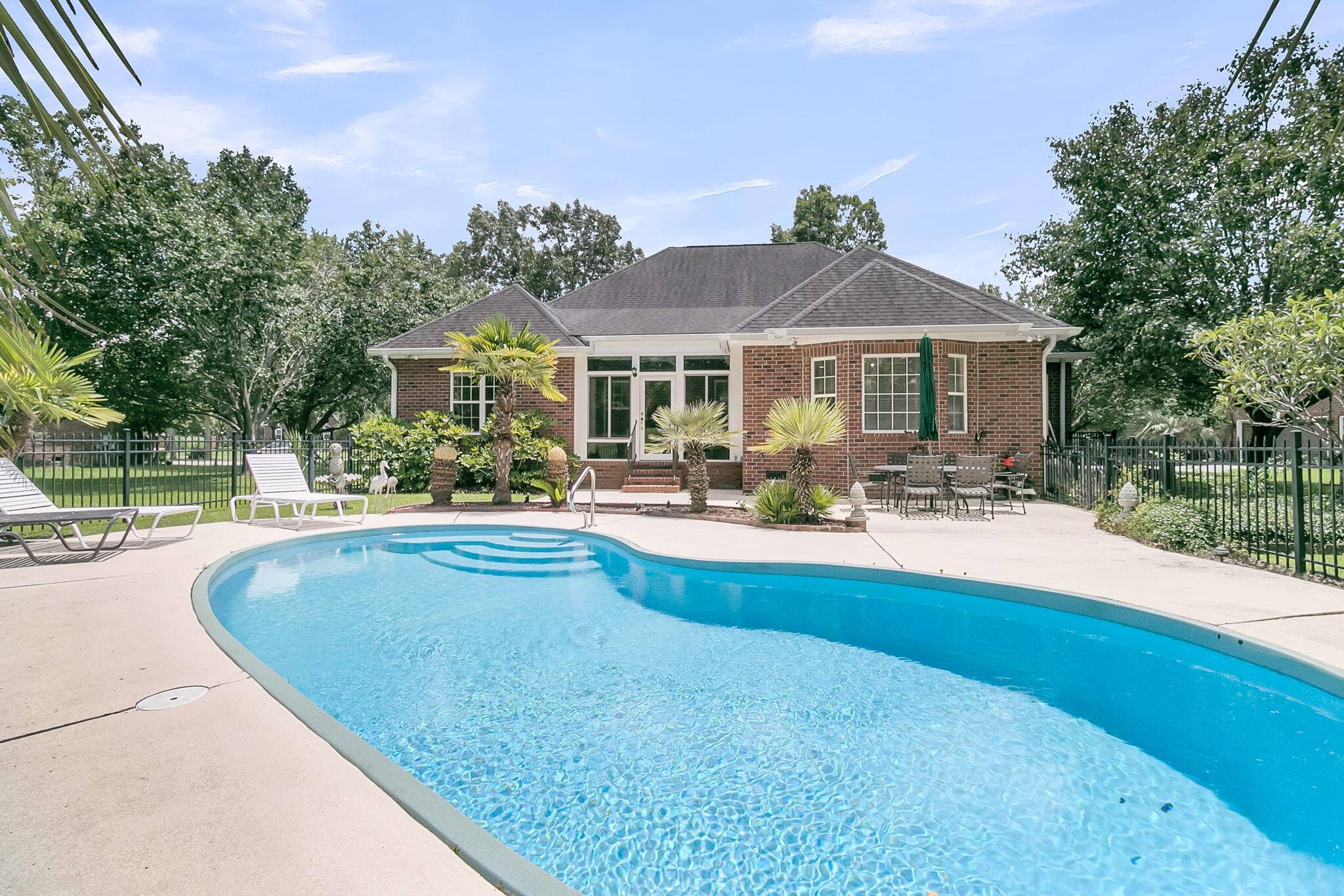 Goose Creek, SC 29445,697 Hamlet Cir