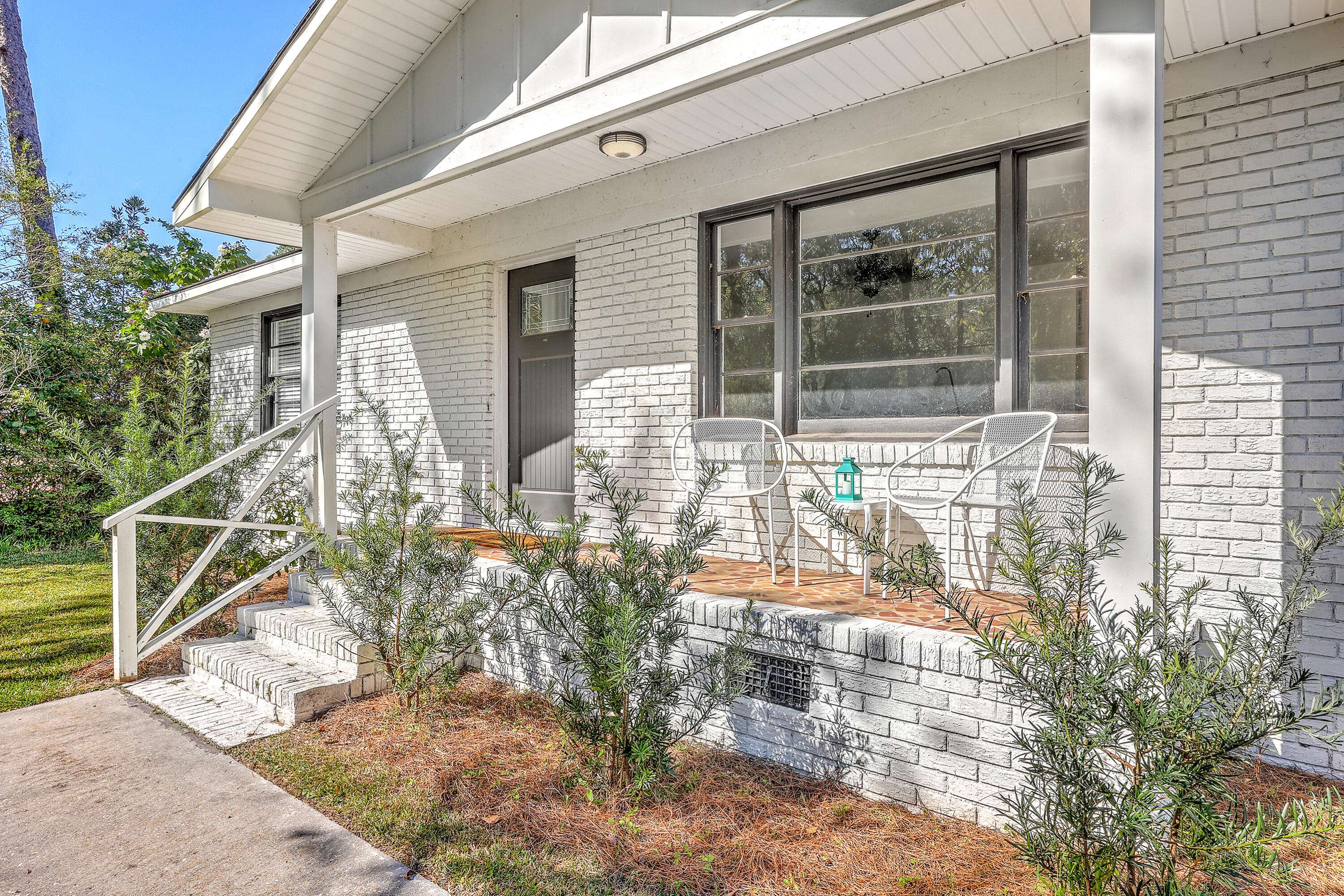 Summerville, SC 29483,702 N Palmetto St