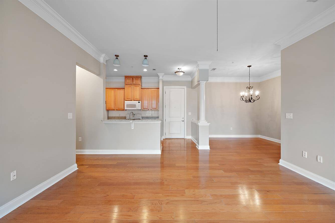 Charleston, SC 29492,200 River Landing Dr #104f