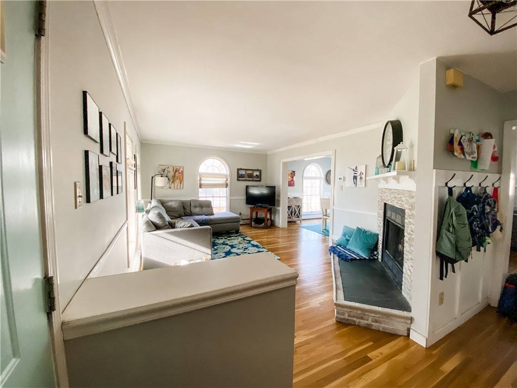 Barrington, RI 02806,17 Mosher DR